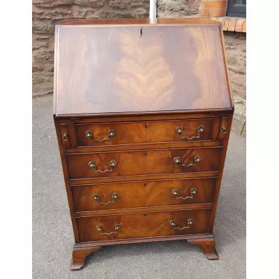 Antiker Bureau / Sekretär aus Mahagoni mit Interasien
