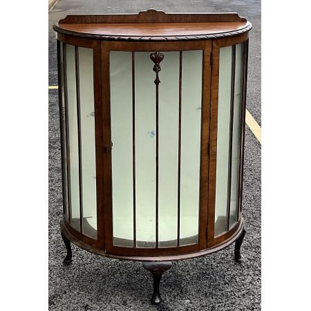 Deco Walnuss China Vitrine/ Cabinet auf kurzen Cabriolebeinen