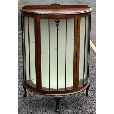 Deco Walnuss China Vitrine/ Cabinet auf kurzen Cabriolebeinen