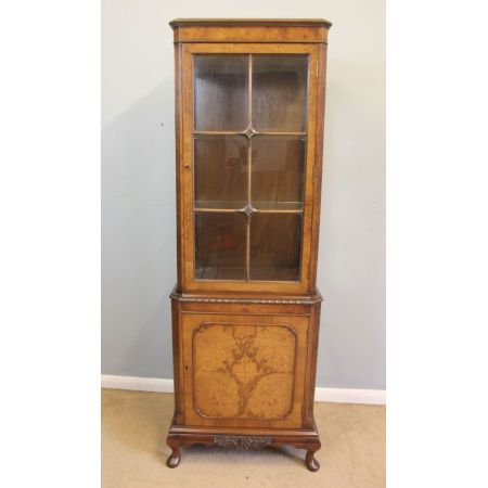 Vitrine / china display cabinet aus Nussbaumholz