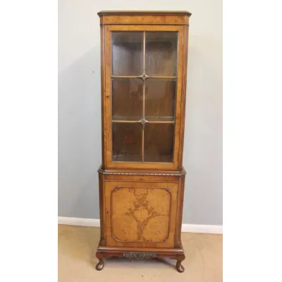 Vitrine / china display cabinet aus Nussbaumholz