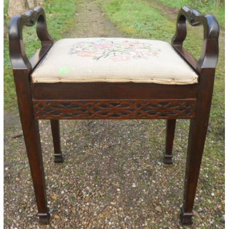 Edwardianischer Klavierstuhl, Hocker / piano stool aus Mahagoni im Chippendale Stil