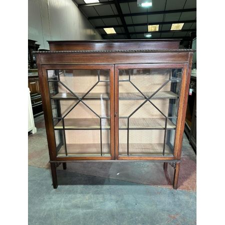 Schönes Edwardianisches Mahagoni-Vitrinenschrank mit Astral-Glaseinsätzen / astral glazed display cabinet