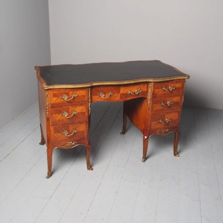 Exquisiter Louis-XV-Stil Damenschreibtisch /  ladies kneehole desk aus Mahagoni und Palisander