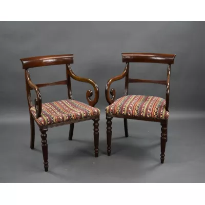 Ein Paar Antike Armlehnstühle / armchairs aus Mahagoni mit scroll arms