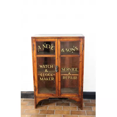 Charmantes Bücherregal / Vitrine aus Kiefernholz mit beschrifteten Gläsern