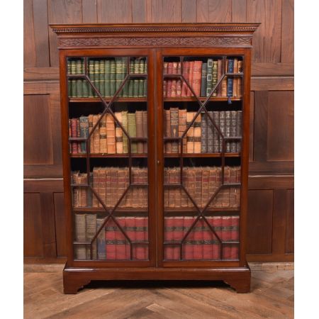 Edwardianisches Bücherregal / Vitrinenschrank aus massivem Mahagoni mit zwei astragalverglasten Türen