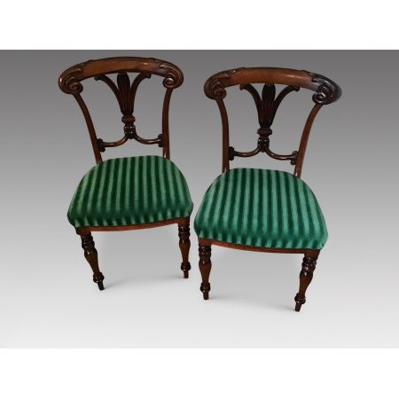 Ein Paar früher viktorianischer Rosenholz-sidechairs