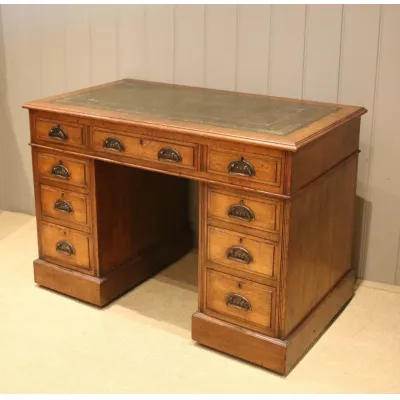 Schöner edwardianischer Schreibtisch aus massiveiche mit Sockelpodest