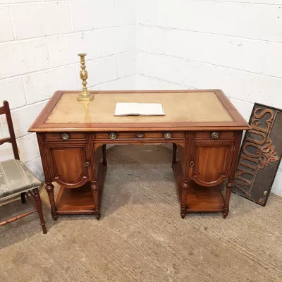 Antiker Schreibtisch aus Mahagoni aus der edwardianischen Epoche mit Lederplatte