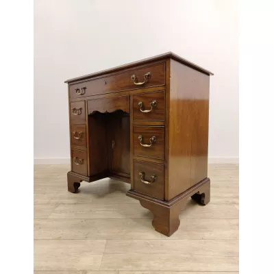 hübscher edwardianischer Schreibtisch / kneehole desk aus massivem mahagoni