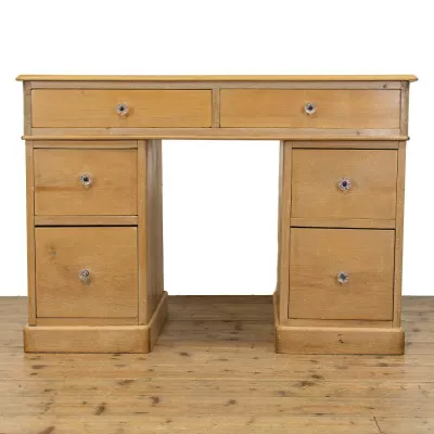 Schöner viktorianischen Schreibtisch / kneehole desk aus Kiefernholz