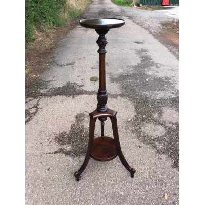 Hochwertige Torchiere mit feiner Schniterei und schöner Patina