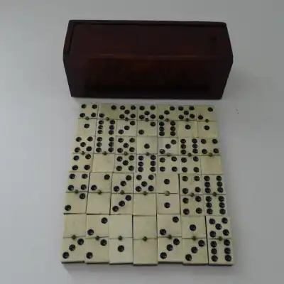 Antikes Domino-Set aus Bein & Ebenholz – ca. 1910