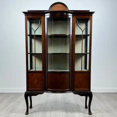 Antike Mahagoni-Vitrine aus dem 20. Jahrhundert – Elegantes Design mit Glastüren