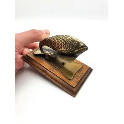 Sprung Brass Fish Note Holder auf Eichenbasis