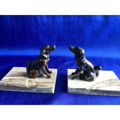 Antike Art-Déco-Buchstützen mit Spaniel-Figuren auf Marmor (ca. 1930er Jahre)