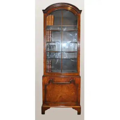 Hoher und schmaler Bücherschrank im Queen-Anne-Design aus wunderschön gemasertem Nussbaum