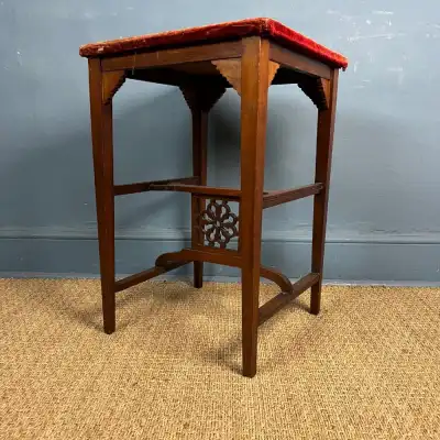 Nussbaum-Beistelltisch mit originalem Samtbezug – Antik, ca. 1890