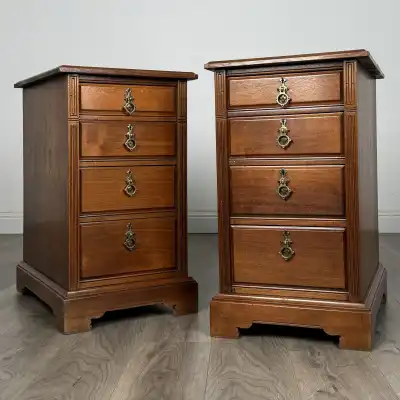Paar edwardianische Nachttische aus Walnuss mit vier Schubladen – Antik