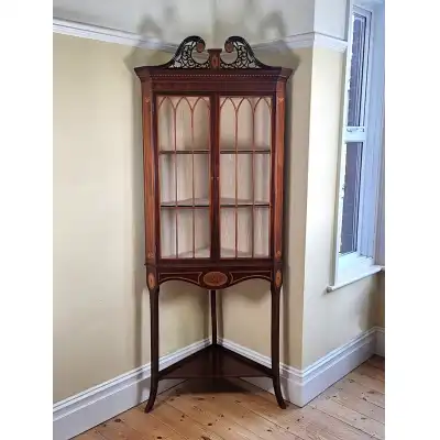 Antiker Eckvitrinenschrank