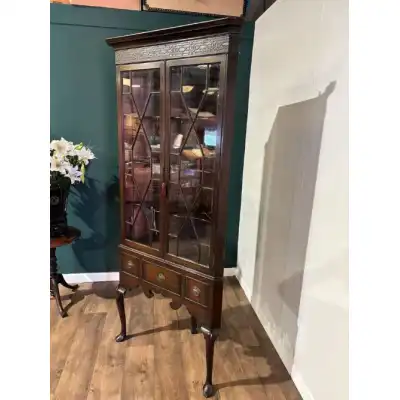Antiker Eckvitrinenschrank
