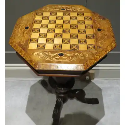 Antiker Spieltisch