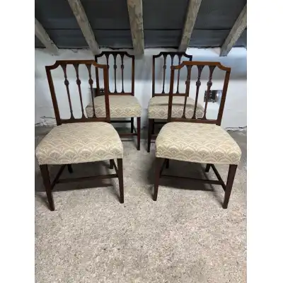 Set von 4 Esszimmerstühlen