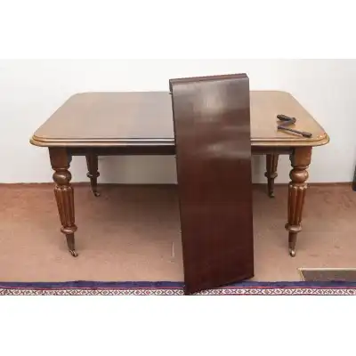 Ausziehbarer Esstisch