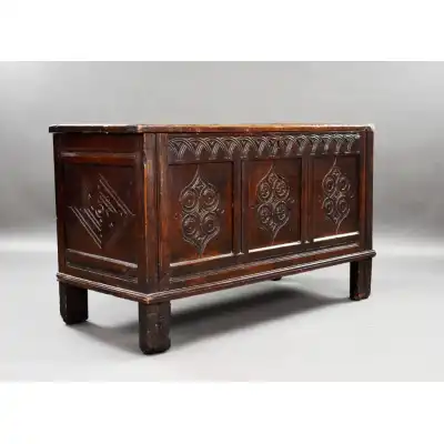 Antike Truhe aus dem 17. Jahrhundert