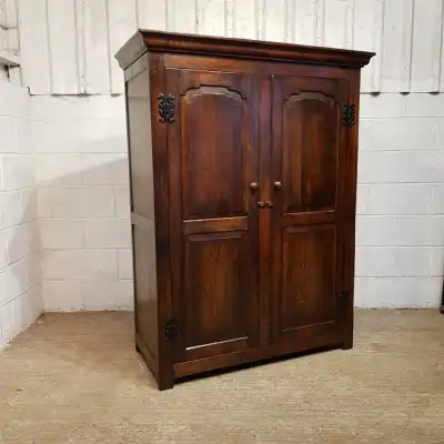 Kleiderschrank Antik – Doppel-Kleiderschrank aus Eiche um 1920
