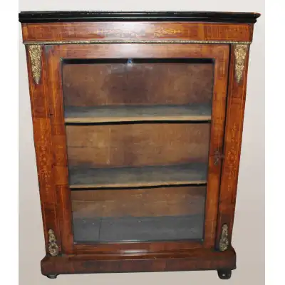 Walnuss Bücherschrank antik mit Glastür und eleganten Verzierungen