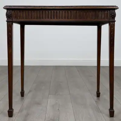 Mahagoni Beistelltisch antik – Stilvoll & zeitlos