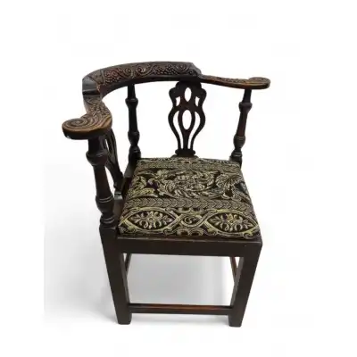 Antiker geschnitzter Eckstuhl