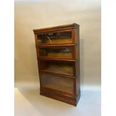 Dekorativer Bücherschrank