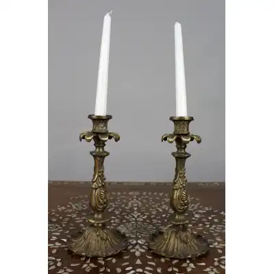 Paar Französische Rokoko Revival Messing Kerzenhalter (um 1890)