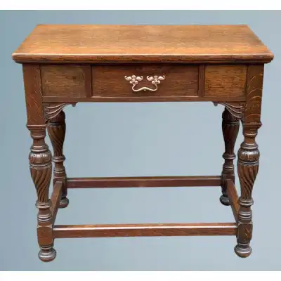 Eichen Beistelltisch Antik – Stilvoller Tisch mit gedrechselten Beinen und Kupfergriff