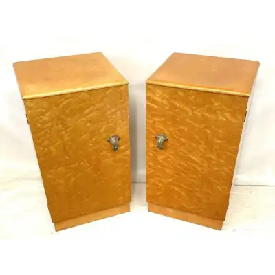 Paar elegante Art Deco Nachtschränkchen mit Originalgriffen