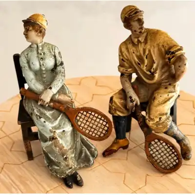 Bronze Skulpturen antik – Sitzendes Tennis Paar aus Österreich