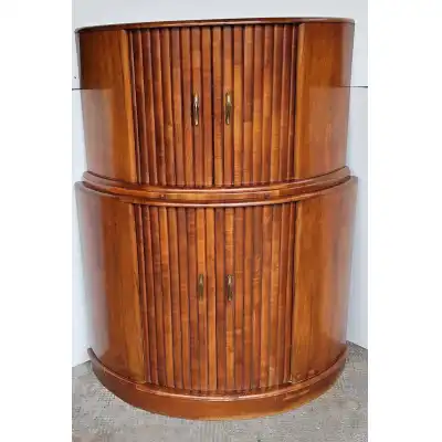 Cocktailschrank Antik im Art Deco Stil mit Glasböden und Flaschenhalter – Nussbaum, ca. 1930