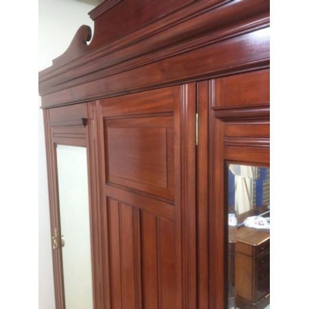 Großer kompakter viktorianischer Nussbaum Kleiderschrank 