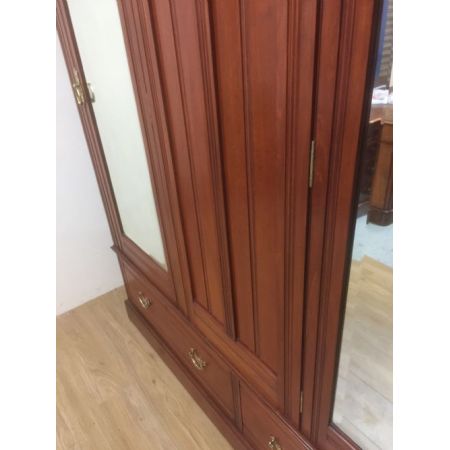 Großer kompakter viktorianischer Nussbaum Kleiderschrank 