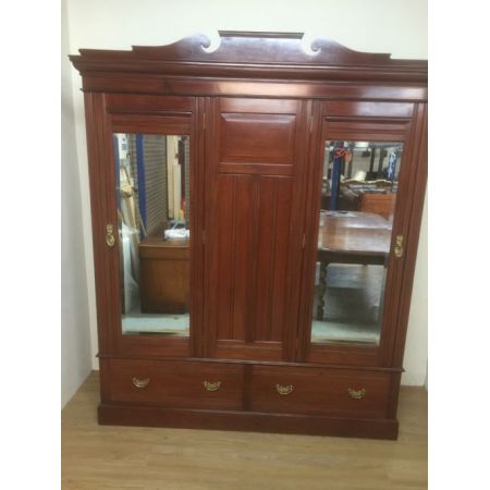 Großer kompakter viktorianischer Nussbaum Kleiderschrank 