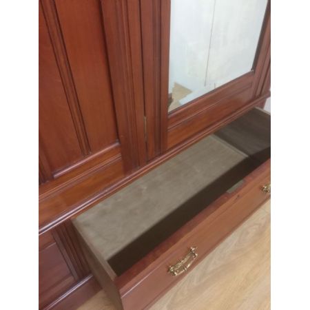 Großer kompakter viktorianischer Nussbaum Kleiderschrank 