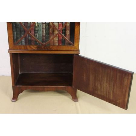 Schmales edwardianisches Mahagoni Bücherregal