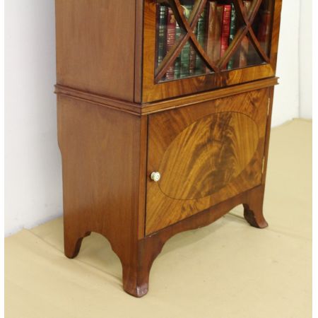 Schmales edwardianisches Mahagoni Bücherregal