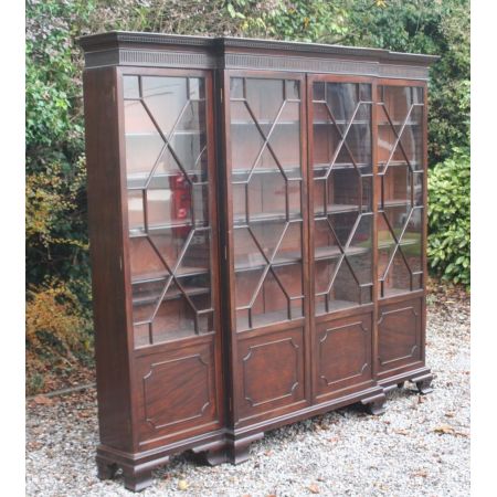 Großer georgeanischer Mahagoni Breakfront Bücherschrank Circa 1900