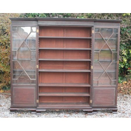 Großer georgeanischer Mahagoni Breakfront Bücherschrank Circa 1900