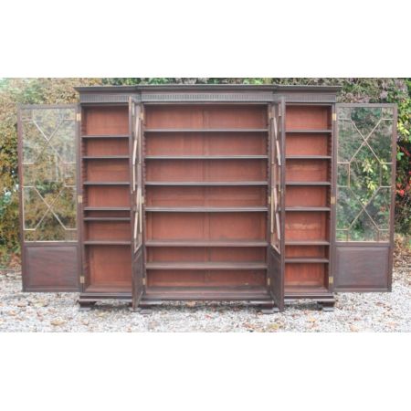 Großer georgeanischer Mahagoni Breakfront Bücherschrank Circa 1900