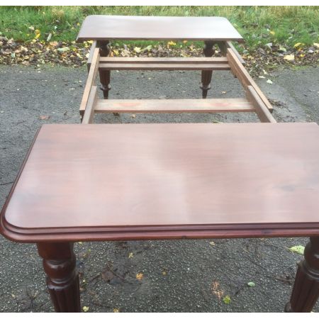 Antiker restaurierter Mahagoni Esstisch ausziehbar